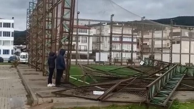 Bursa'da fırtına halı sahanın direklerini yıktı