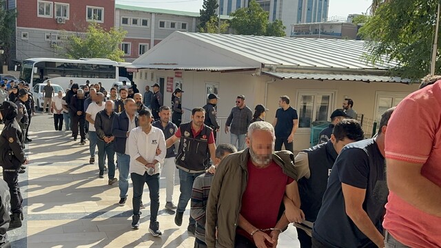 Şanlıurfa'da yasa dışı bahis operasyonunda gözaltına alınan 22 kişi adliyeye sevk edildi