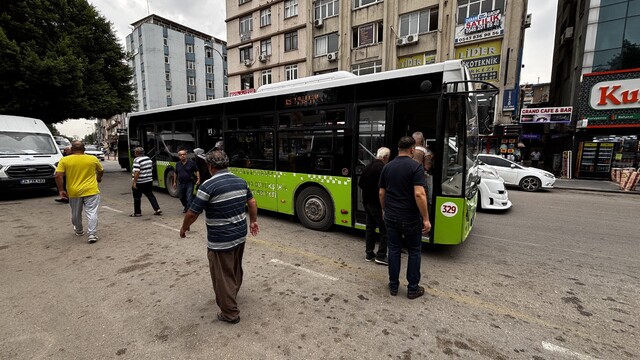 Belediye otobüsünün tekerleği çıktı, vatandaşlar bakım çağrısı yaptı
Vatandaşlardan belediyeye ulaşım tepkisi
"Otobüsler çok eskidi, yolda arızalar yaşanıyor"