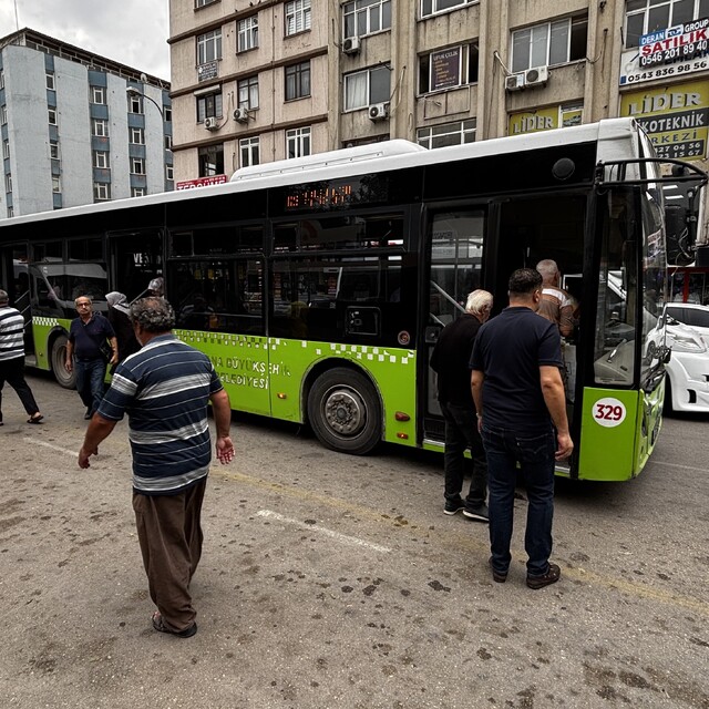 Belediye otobüsünün tekerleği çıktı, vatandaşlar bakım çağrısı yaptı
Vatand...