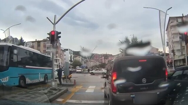 Ambulansa yol açmak için araçlarından inip sürücüyü uyardı