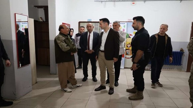 Kaymakam Kaya Ortabağ'da okulun ihtiyaçları yerinde incendi