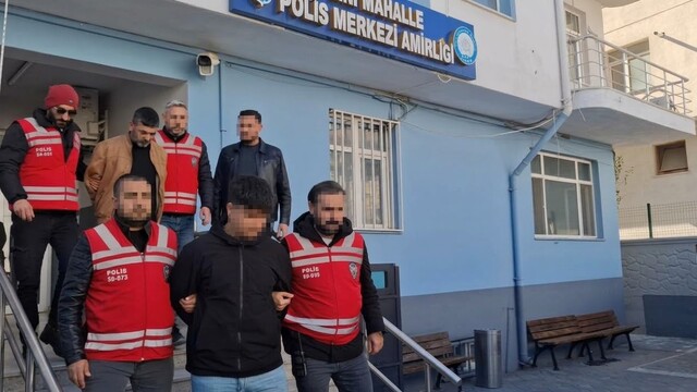 Tekirdağ'da FETÖ yalanıyla 3,3 milyon liralık vurgun: 2 tutuklama
Tekirdağ'da 3 milyon 300 bin liralık altın dolandırıcılığı: 2 şüpheli tutuklandı