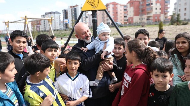 Kocasinan'da yeni parklarda çocuklar için toprak alanlar oluşturuluyor