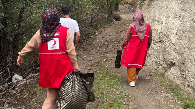 Kızılay'dan çocuklara oyuncak ve giysi yardımı