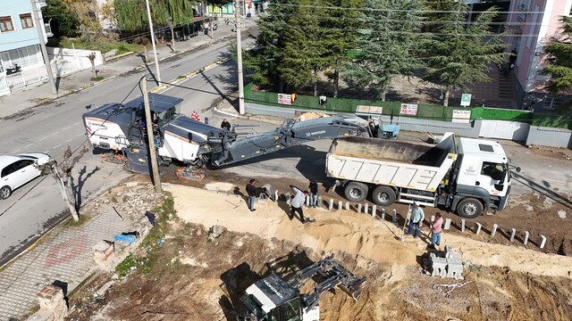 Ertuğrul Gazi Caddesi'nde sıcak asfalt çalışmaları başladı