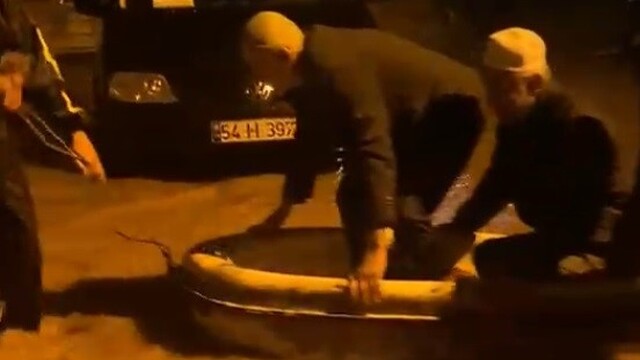 Namaz sonrası camide mahsur kalan imam ve cemaat botla taşındı