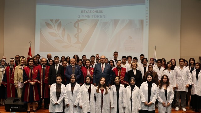 Geleceğin eczacıları beyaz önlüklerini giydi