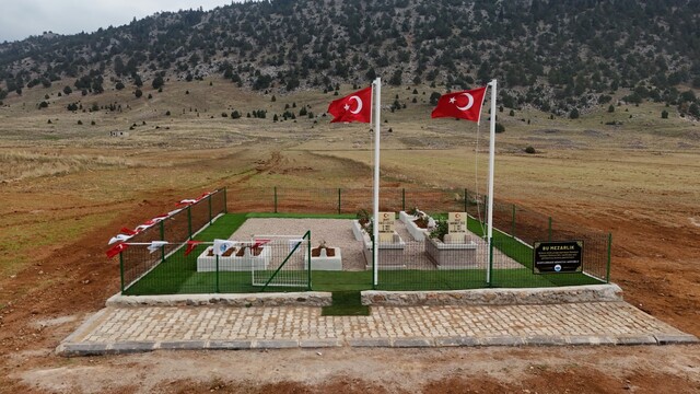 Asırlık mezarlar, şehitlik oldu