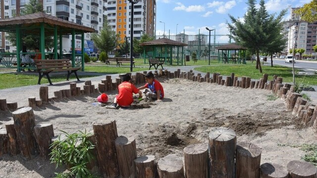 Kocasinan'da parklar, çocuklara toprakla vakit geçirme fırsatı sunuyor