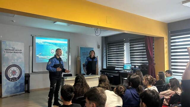 Tekirdağ'da ortaokul öğrencilerine bilinçli internet kullanımı anlatıldı