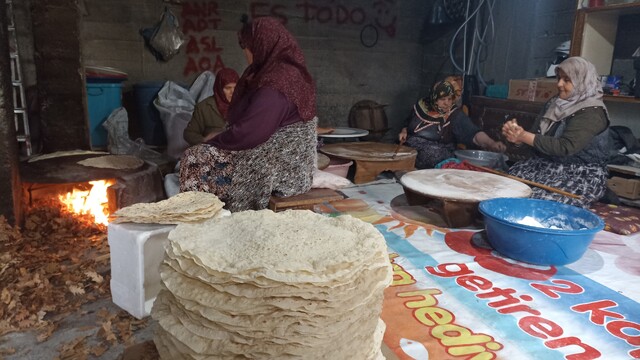 Samsun'da kadınlardan imece usulü yufka geleneği