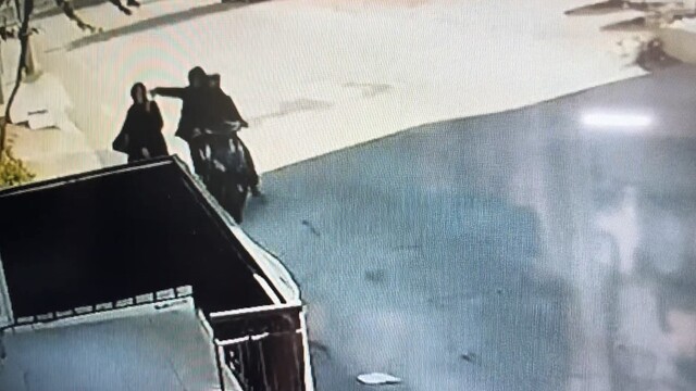 Telefonla konuşurken kapkaça uğradı : O anlar kamerada
Kadının telefonunu çaldılar, kullandıkları motor da çalıntı çıktı