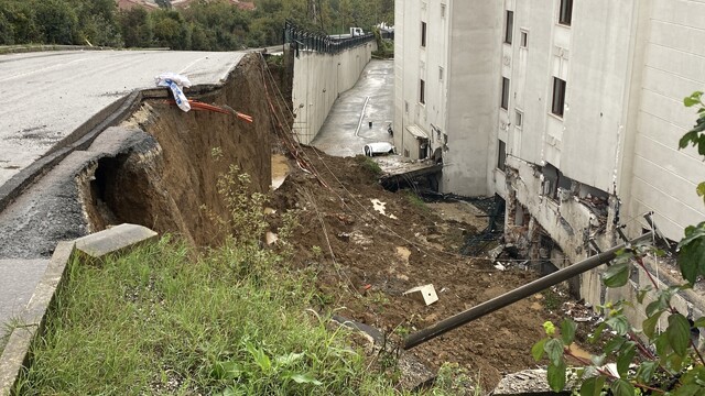 Kocaeli'de istinat duvarı çöktü: "Deprem mi oldu diye düşündük"
Kocaeli'de sağanak sonrası çöken duvarın çevresinde inceleme sürüyor