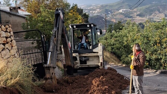 Tunceli'de sağanağın yol açtığı aksaklıklara belediye ekiplerince müdahale ediliyor