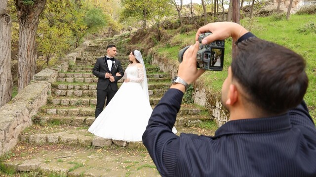 Güzelyurt gelin ve damatların fotoğraf platosu oldu
Tarihi dokusu ve eşsiz manzarasıyla turistlerin ilgi odağı olan Güzelyurt, düğün fotoğrafı çektirmek isteyen çiftlerin de gözdesi haline geldi