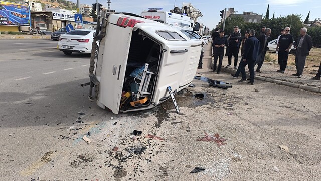 Adıyaman'da otomobil ile kamyonet çarpıştı: 3 yaralı