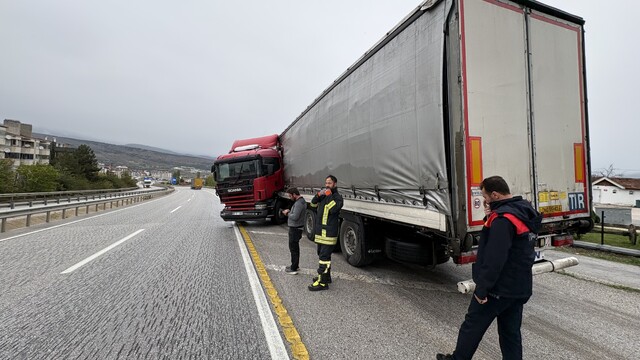 Kastamonu'da bariyerlere çarpan tır makasladı: 1 yaralı