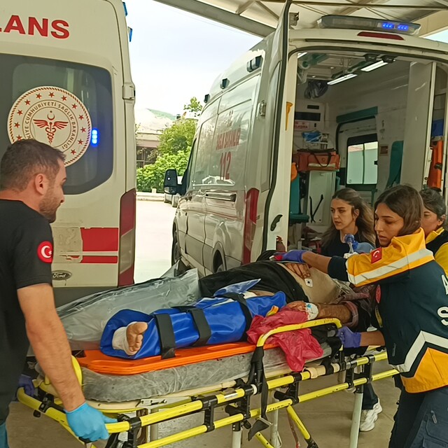 Adana'da 2 otomobilin çarpışması sonucu 3 kişi yaralandı