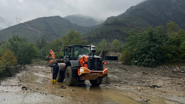 Sakarya'da heyelan nedeniyle 2 mahalleye ulaşımın sağlandığı yol kapandı
