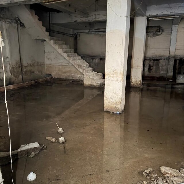 Kilis'te tedirgin eden bina: Kolonlar su altında, oturanlar endişeli