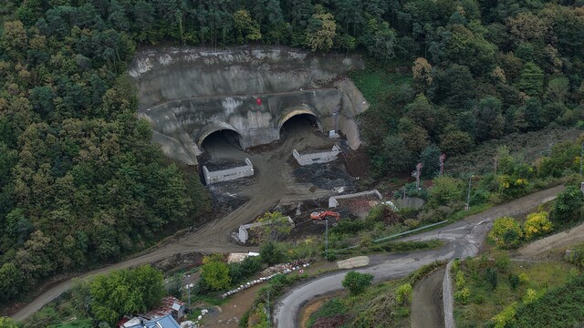Trabzon'da yapımı süren Güney Çevre Yolu'nda ilk tünelde ışık görüldü