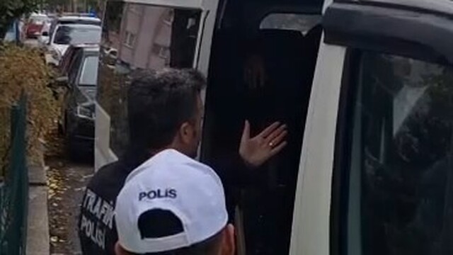 Kütahya'da dur ihtarına uymayan servis şoförü öğrencileri araçta bırakıp kaçtı