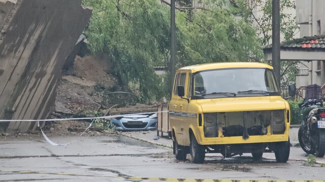 Zonguldak'ta heyelanın boyutu gün ağarınca ortaya çıktı: 49 daire tahliye edildi
İki aracın toprak altında kaldığı heyelan bölgesi dron ile görüntülendi