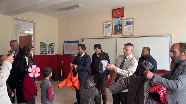 Patnos'ta öğrencilere mont ve bot desteği