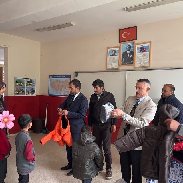 Patnos'ta öğrencilere mont ve bot desteği