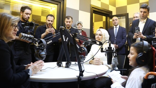 Serebral palsi hastası Cansu, ilk röportajını Bakan Göktaş ile yaptı
Sunuculuk eğitimi alan 10 yaşındaki Cansu'nun ilk röportajı bakan, vali ve başkanla oldu