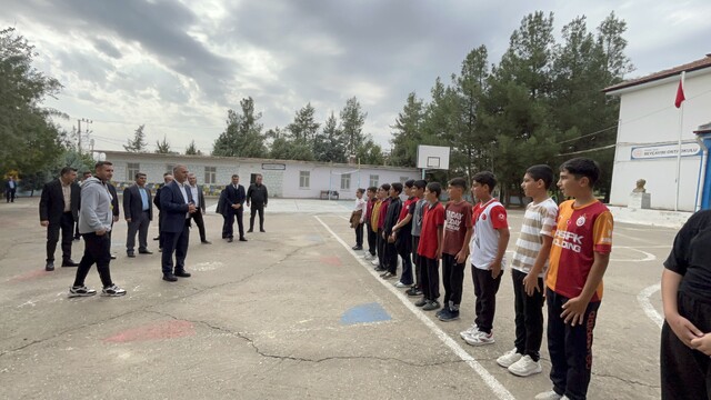 AK Partili Başkandan şampiyon okula hediye yağmuru