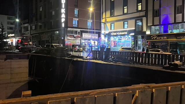 Erzurum'da sağanak alarmı: İnşaat alanında çökme meydana geldi, cadde trafiğe kapatıldı