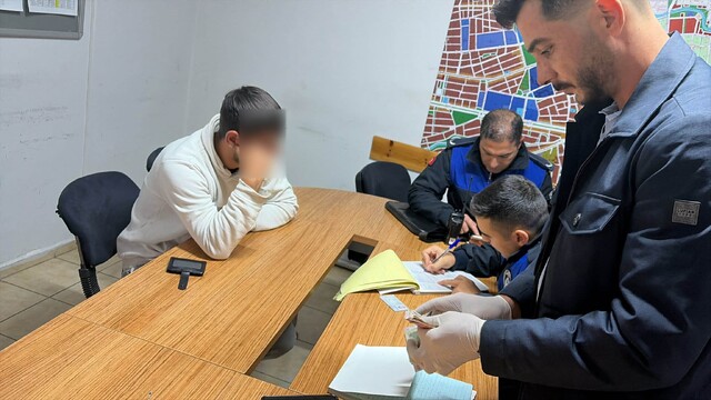 Yalan söyleyerek tramvayda para toplayan dilenciye zabıta engeli
"Kızım hastanede tedavi görüyor" diyen şahsın çocuğu olmadığı belirlendi