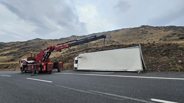 Iğdır-Doğubayazıt yolunda araç devrildi: Yol trafiğe kapandı