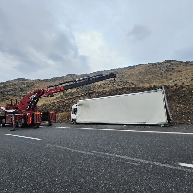 Iğdır-Doğubayazıt yolunda araç devrildi: Yol trafiğe kapandı