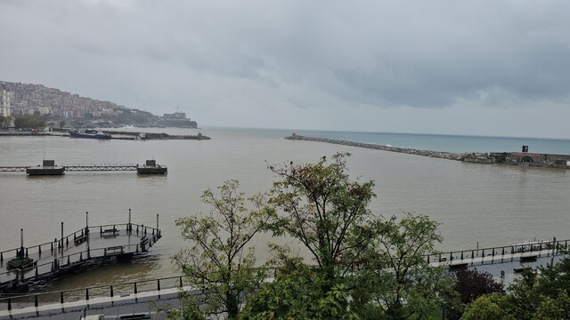 Zonguldak'ta sağanak yağış limanın rengini değiştirdi
