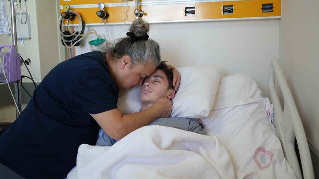Murat'ın yatağa bağımlı kalmasına neden olan akranına 5 yıl 9 ay hapis cezası
Acılı anne: "Yorgan serildiği için mi benim oğlumun diyeti bu, benim oğlum canlı cenaze"
Akran zorbalığı mağduru Murat yatağa bağımlı kalmıştı, karar duruşması görüldü