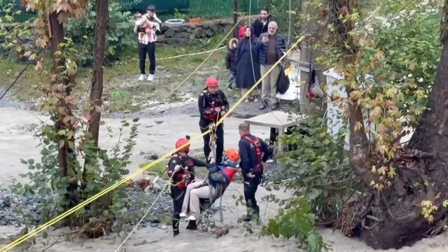 Sapanca'da mahsur kalan 2'si çocuk 8 kişiyi AFAD kurtardı