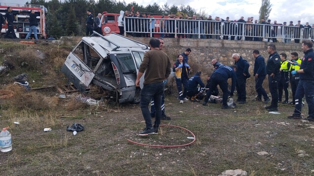 Sivas'ta hafifi ticari araç şarampole uçtu: 1 kişi öldü, 2'si ağır 4 yaralı