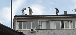 7 katlı binanın çatısında tehlikeli çalışma: O anlar kamerada