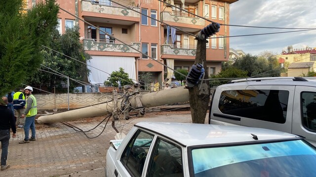 Devrilen elektrik direği otomobile çivi gibi saplandı
Olayda yaralanan olmazken, araç sahibi şikayetçi oldu