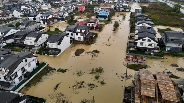 Sakarya'da sağanak hayatı olumsuz etkiledi