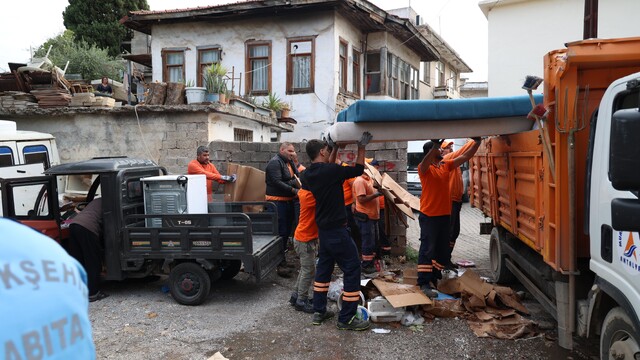 Antalya'da hurda ve atık depolarına operasyon: 15 kamyon atık kaldırıldı
Büyükşehir zabıtasından Balbey Mahallesinde hurda ve atık depolarına operasyon