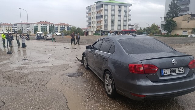 Gaziantep'te 2 otomobil çarpıştı: Araçlarda maddi hasar oluştu