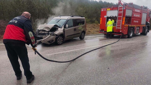 Mudurnu'da tıra çarpan hafif ticari aracın sürücüsü yaralandı