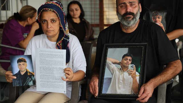 Adana'da 2 gencin öldüğü kazada sürücü tahliye edildi: Aileler gözyaşlarına boğuldu
Evladı ölen acılı baba Ufuk Dağparçası: "Adaletten başka hiçbir şeye güvenmiyoruz"
Oğlunu kefenleyip yıkayan baba İbrahim Ayan:
"Oğlumun mezarına gidip 'Senin hakkını sonuna kadar savundum' demek istiyorum"
