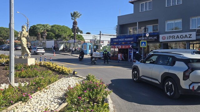 Çeşme'de yayalara yol vermeyen sürücülere ceza
Polis ekipleri yaya geçidi denetimi yaptı