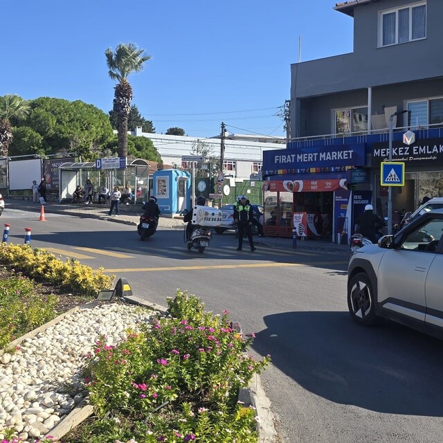 Çeşme'de yayalara yol vermeyen sürücülere ceza
Polis ekipleri yaya geçidi d...