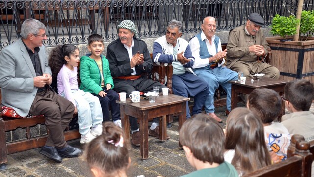 Diyarbakır'da çocuklar dengbajlerle buluştu, kültürel mirası tanıdı